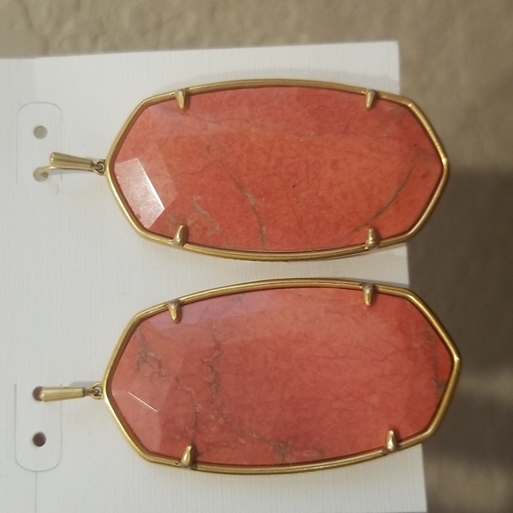 NWT KENDRA SCOTT FACETED DANIELLE EARRINGS - Picture 3 of 3